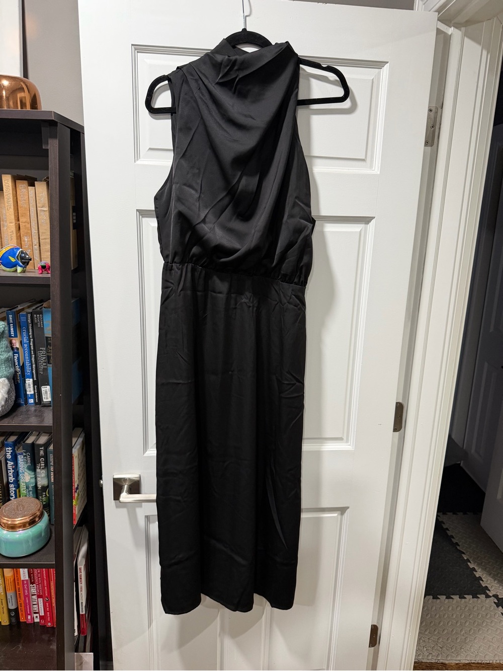 Elegant Sleeveless Black Midi Dress